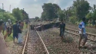 Satu Gerbong Kereta Purwojaya Anjlok Saat Melintas di Kawasan Stasiun Kedunggede