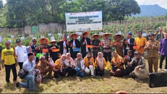 Antam UBPE Pongkor Dukung Ketahanan Pangan, Kelompok Tani Garitan Panen Raya Cabai Merah di Kalong Liud