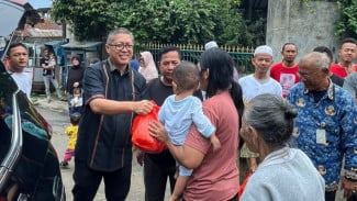 Wakil Ketua DPRD Kota Bogor Turun Langsung Salurkan Bantuan ke Korban Longsor Bondongan