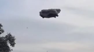 Heboh Gumpalan Hitam Mirip Awan Terbang di Langit dan Jatuh ke Bumi