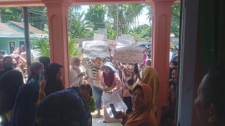 Demo Warga Sukasari Memanas, Emak-Emak Tuntut Dana Kompensasi Tambang Dibagi Secara Adil