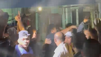 Pelaku Pelemparan Truk Tronton Ditangkap Warga dan Langsung Diamankan Polisi