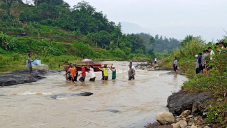 Miris, Warga Bogor Sebrangi Sungai Gotong Jenazah Korban Tersambar Petir