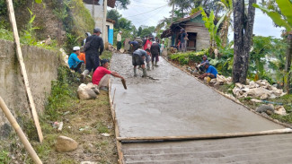 Warga Pabangbon Nanggung Bangun Jalan Rusak Secara Swadaya, Wujudkan Gotong Royong di Tengah Ketidakjelasan Status Jalan