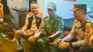 Momen Unik dan Humanis, Petugas Linmas Aktraksi Sulap di Hadapan Kapolsek Parung