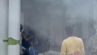 Aula Desa Sukaharja Nyaris Terbakar Akibat Konsleting Listrik