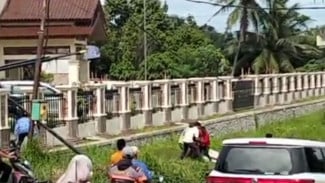 Ngeri! Tiga Petugas Pemasangan Wifi Diskominfo Bogor Tersetrum di Kantor Kecamatan Jasinga, Diduga Tanpa APD