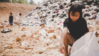 Jangan Bilang ‘Mereka Kurang Usaha’! Begini Cara Jujur Mengajarkan Kemiskinan Struktural pada Anak