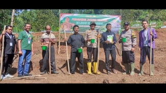 Gandeng Polri, Pemdes Parakanmuncang Tanam Jagung di Lahan Satu Hektare