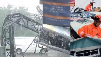 Billboard Raksasa di Ciseeng Roboh Dihantam Hujan dan Angin Kencang