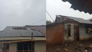 Sejumlah Atap Rumah di Sukasari Terbang Dihantam Angin Kencang