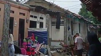 Puluhan Atap Rumah Warga di Parigi Mekar Terbang Dihantam Angin Kencang