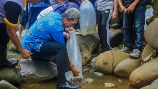Dorong Ketahanan Pangan, Pemkot Bogor Restocking 15 Ribu Ikan di Ciliwung