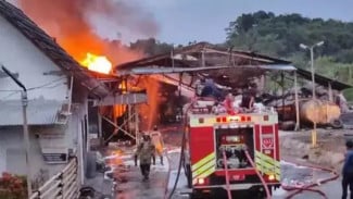 Kebakaran Gudang Oli Bekas di Gunung Putri Bogor Padam Setelah 13 Jam