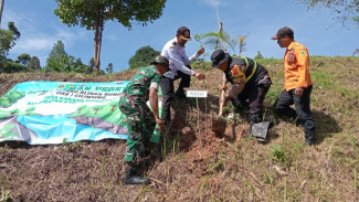 Upaya Pulihkan Kawasan Hulu, 400 Pohon Ditanam di Lahan Tandus Babakan Madang