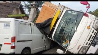 Truk Diesel Bermuatan Triplek Terbalik, Timpa Mobil Carry di Jalan Mohamad Toha Parungpanjang