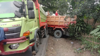 Dump Truk Bermuatan Batu Split Tergelincir di Tanjakan Jemblung Jonggol, Diduga Akibat Rem Blong