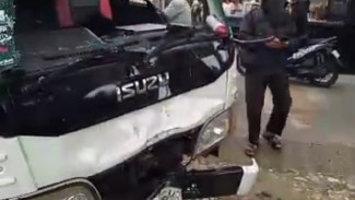 Adu Banteng Truk dan Sepeda Motor di Jalan Mad Noer, Pemotor Luka Parah