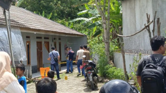 Warga Leuwisadeng digegerkan, Remaja Tewas Bersimpah Darah Depan Kontrakan