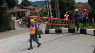 Akhirnya Direspons, PLN Leuwiliang Pindahkan Tiang Listrik Miring di Batutulis Nanggung