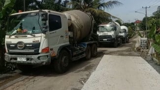 Ban Pecah di Lokasi Proyek, Mobil Molen Hambat Pengecoran Jalan Tanjungsari–Sukawangi