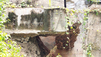 Diterjang Luapan Sungai, Jembatan Cimapag di Buana Jaya Terancam Ambruk