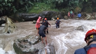 Lima Wisatawan Terjebak Banjir di Curug Seribu, Petugas Gabungan Berhasil Lakukan Evakuasi Dramatis