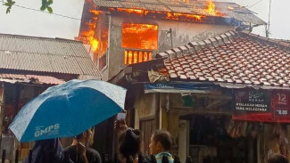 Rumah Dua Lantai di Tanah Baru Terbakar, Diduga Dipicu Ponsel Yang Dicharge
