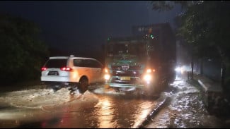 Sungai Citangkurak Meluap, Jalan Raya Transyogi Jonggol Terendam Banjir
