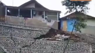 TPT Dana Desa di Sadeng Kolot Roboh Diterjang Hujan, Empat Rumah Warga Rusak