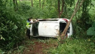 Mobil Pribadi Terjun ke Jurang 30 Meter di Jalur Alternatif Puncak, Empat Perempuan Selamat