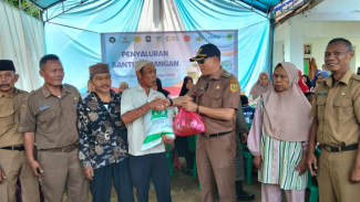 Ringankan Beban Warga, Pemdes Selawangi Salurkan Bansos Beras dan Minyak Goreng untuk 1.406 KPM
