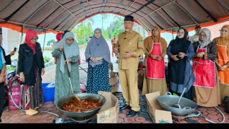 Istri Gubernur Sumbar bikin rendang untuk korban bencana