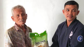 Ringankan Beban Warga, Pemdes Bantarkuning Bantu Korban Kebakaran di Kampung Malimping