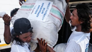Eiger Adventure Salurkan 5 Ton Bantuan Pakaian bagi Korban Bencana Aceh dan Sumatera