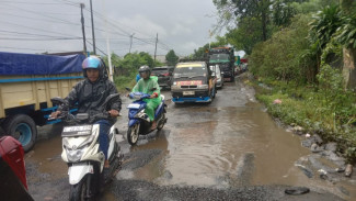 Jalan Provinsi di Gunungsindur Rusak Parah, Warga dan Sopir Terjebak Macet hingga 1 Kilometer