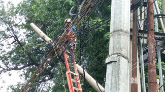 Tiang Listrik Roboh Timpa Warung di Flyover RE Martadinata, Tanah Bergeser Akibat Hujan Deras