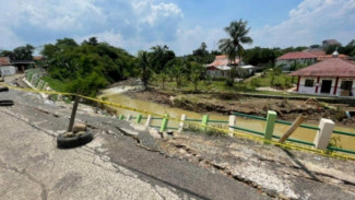 Jalan Satu-satunya Ambruk Diterjang Longsor, Warga Desa Jonggol Terisolasi dan Menunggu Uluran Tangan
