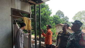 Dinding Rumah Warga Sukasari Ambrol Diterjang Hujan dan Angin, Camat Rumpin Instruksikan Penanganan Cepat