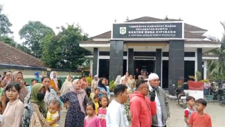 Ribuan Warga Cipinang Kepung Kantor Desa, Tuntut Kejelasan Kompensasi Penutupan Tambang dari KDM
