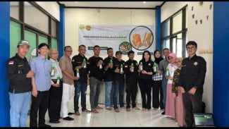 Dari Limbah Jadi Manfaat: Karang Taruna Cariu dan STTIF Bogor Produksi Sabun Eco Enzyme