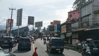 Jelang Malam Tahun Baru, Lalu Lintas Pasar Cisarua Mulai Padat Sejak Pagi