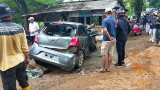 Rem Blong dan Tali Pengikat Lepas, Truk Trailer Angkut Excavator Hantam 5 Mobil di Jonggol Bogor