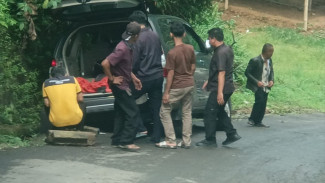 Hendak Liburan ke Curug di Bogor, Sebuah Minibus Terperosok ke Saluran Air