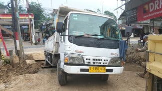 Jalan Belum Dipadatkan, Mobil Engkel Bermuatan Semen Amblas di Gorong-gorong Kabupaten Bogor