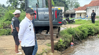 Dapat Hibah Eskavator dari Bupati Bogor, Kades Babakan Tancap Gas Normalisasi Irigasi Setu Cilala Cegah Banjir