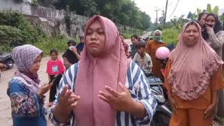 Diduga Cemari Lingkungan dan Bikin Warga Sakit, Puluhan Emak-Emak Geruduk PT MBI: “Kami Minta Ditutup!”