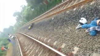 Terobos Perlintasan Tanpa Palang, Pemotor Tewas Dihantam Kereta di Proweh Parungpanjang