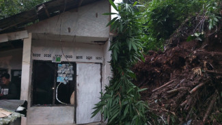 Akibat Hujan Deras, Tanah Longsor Menimpa Sebuah Rumah di Mulyaharja