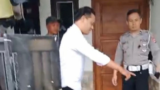 Polisi Olah TKP Pencurian Dua Motor di Rumah Warga